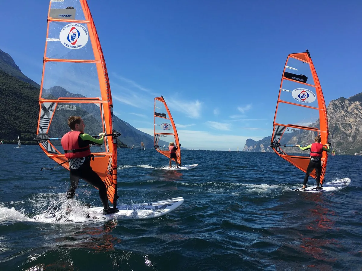 Le vele e i windsurf a Torbole sul lago di Garda