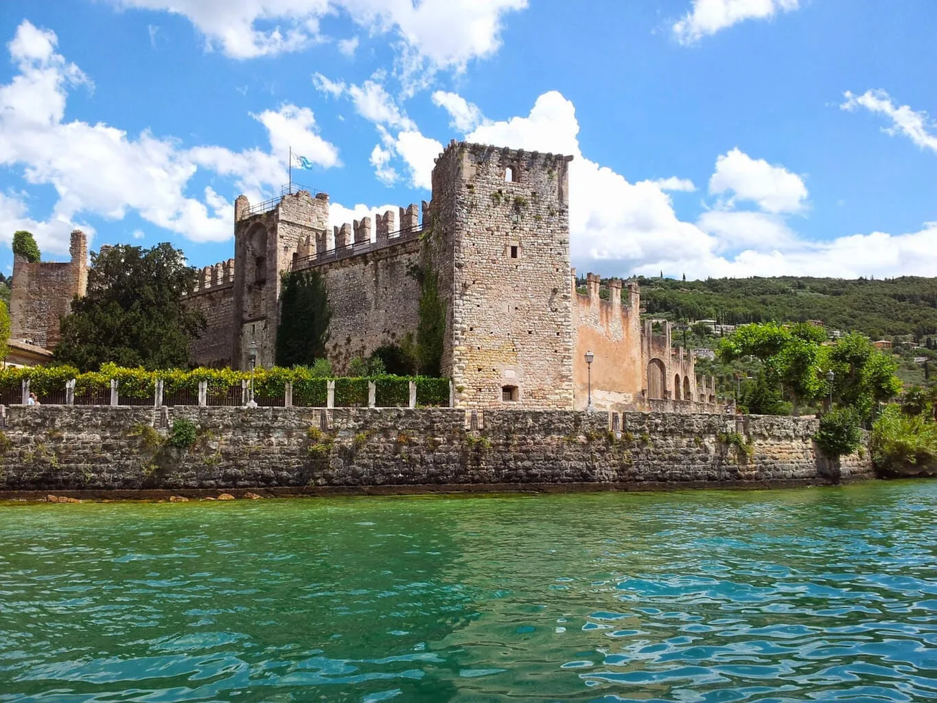 Il castello scaligero e il porto di Torri del Benaco