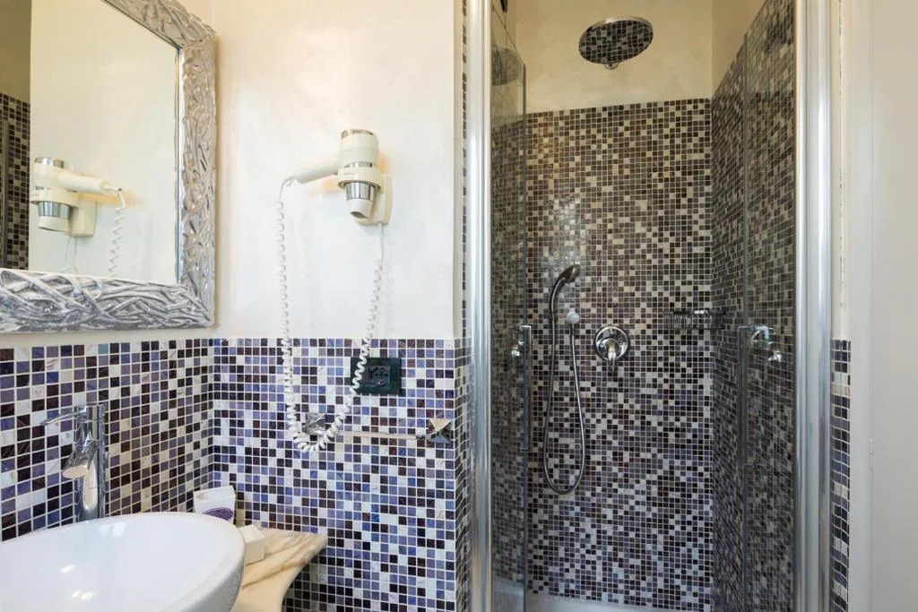 2 Connecting Double Rooms — Hotel Luna
