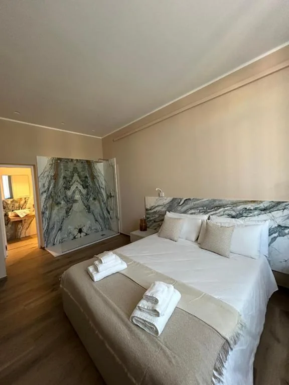 Ampia Camera Matrimoniale — Breccia Nel Mare