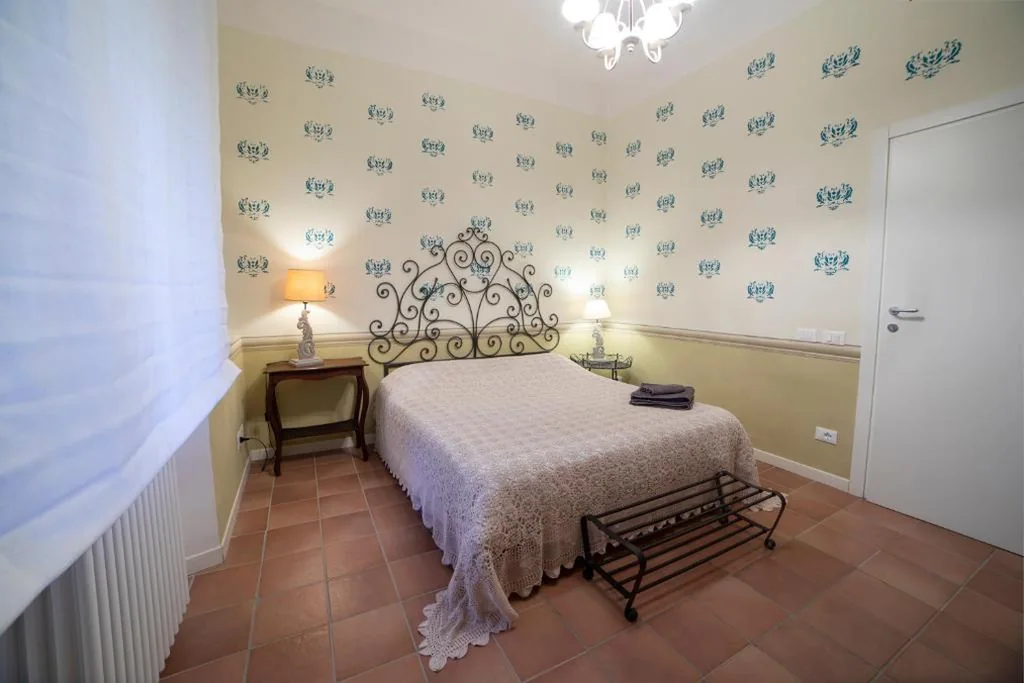 Ampia Camera Matrimoniale/Doppia con Letti Singoli — Dogana d’Acqua Rooms & Art