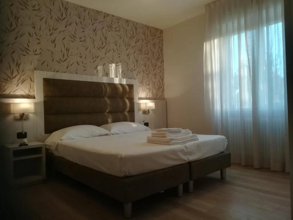 Ampia Camera Matrimoniale/Doppia con Letti Singoli — Hotel Miramare