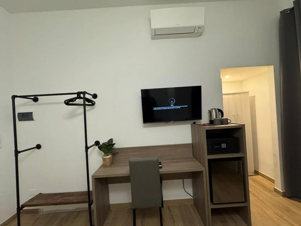 Large Double or Twin Room — Montecristo B&B