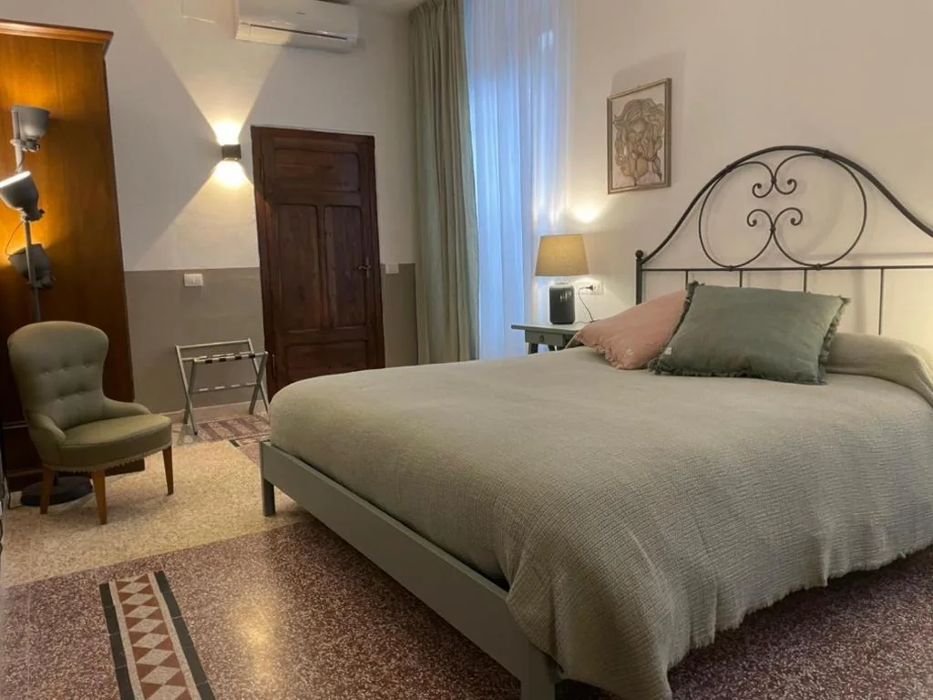 Ampia Camera Matrimoniale — L’Altro Sapore Rooms