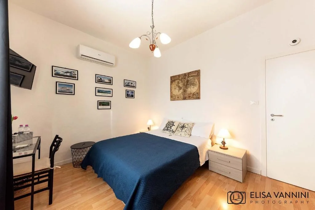 Large Double Room — Pit Stop