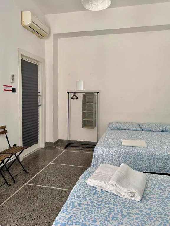 Ampia Camera Matrimoniale — THE SHUTTLE ROOMS – al porto – fortezza – vicino Prefettura
