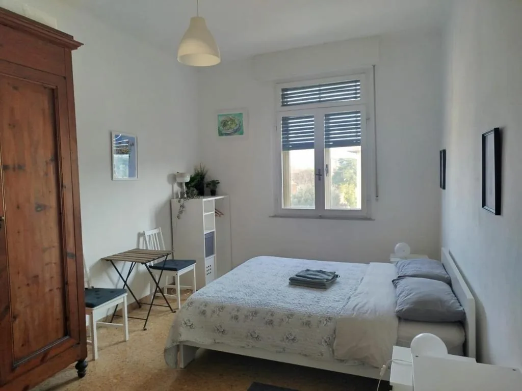 Ampia Camera Matrimoniale — Treehouse – Spacious Private Rooms in Central Pisa Near Station & Airport