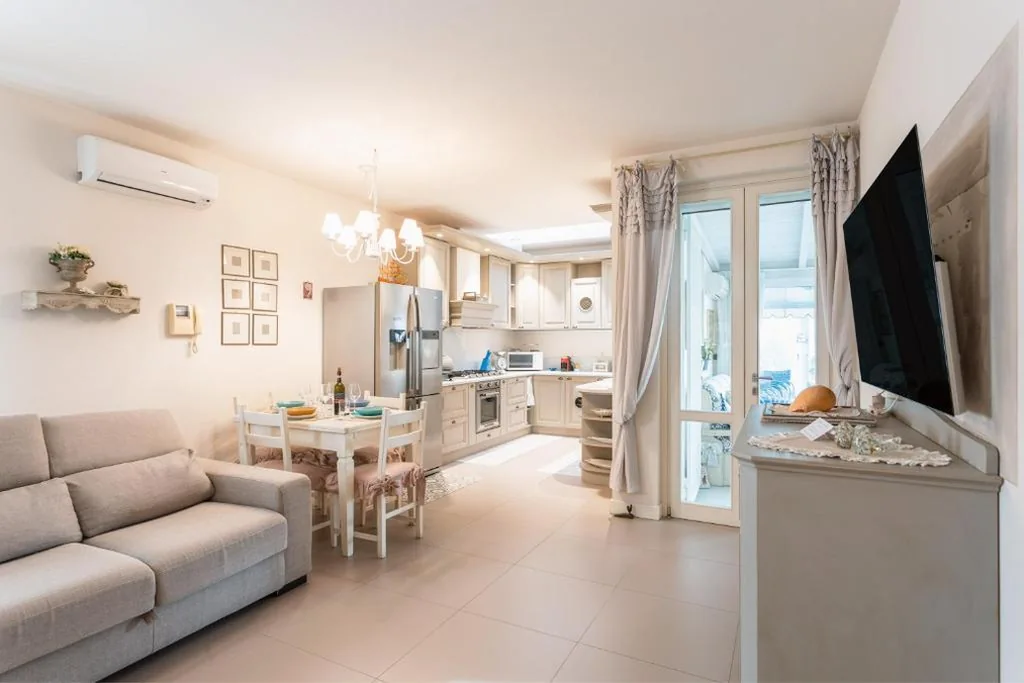 Ampio appartamento con giardino e due camere – Viareggio centro