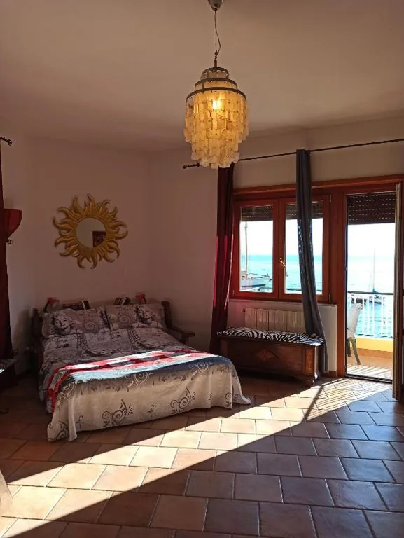 Ampio monolocale con balcone fronte mare — foto 6