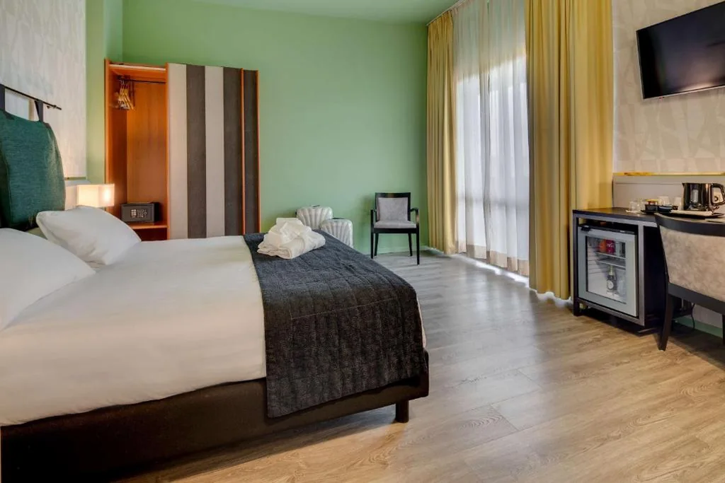 Apartment with Queen Bed and Four Single Beds — Best Western Plus CHC Florence