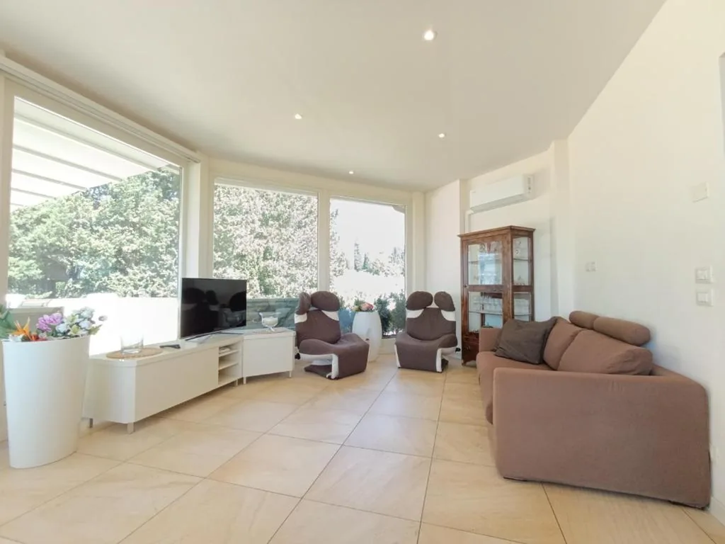 Appartamento con piscina in Villa — foto 4