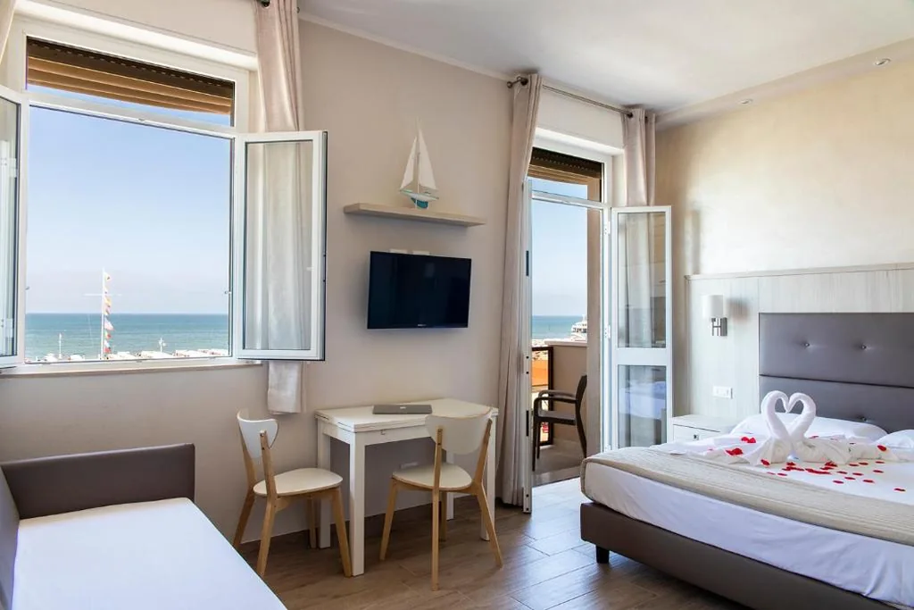 Studio Apartment with Balcony - Seafront — Hotel Biagi & Residence