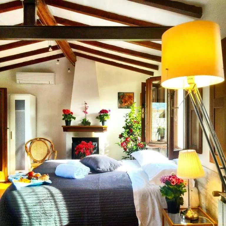 Attico con Balcone e Vista Fiume — Mia Palace
