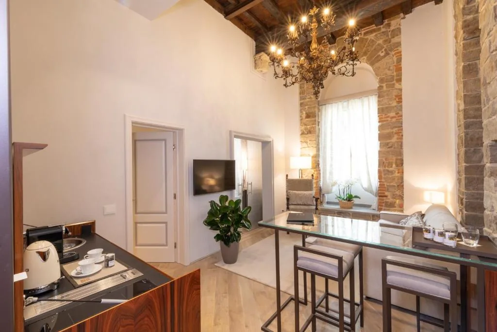 Botticelli - Deluxe Suite with Partial Duomo View — Donati Luxury Tower Suites