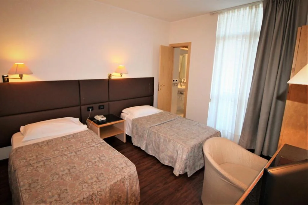 Camera Basic Doppia con Letti Singoli — Hotel Minerva