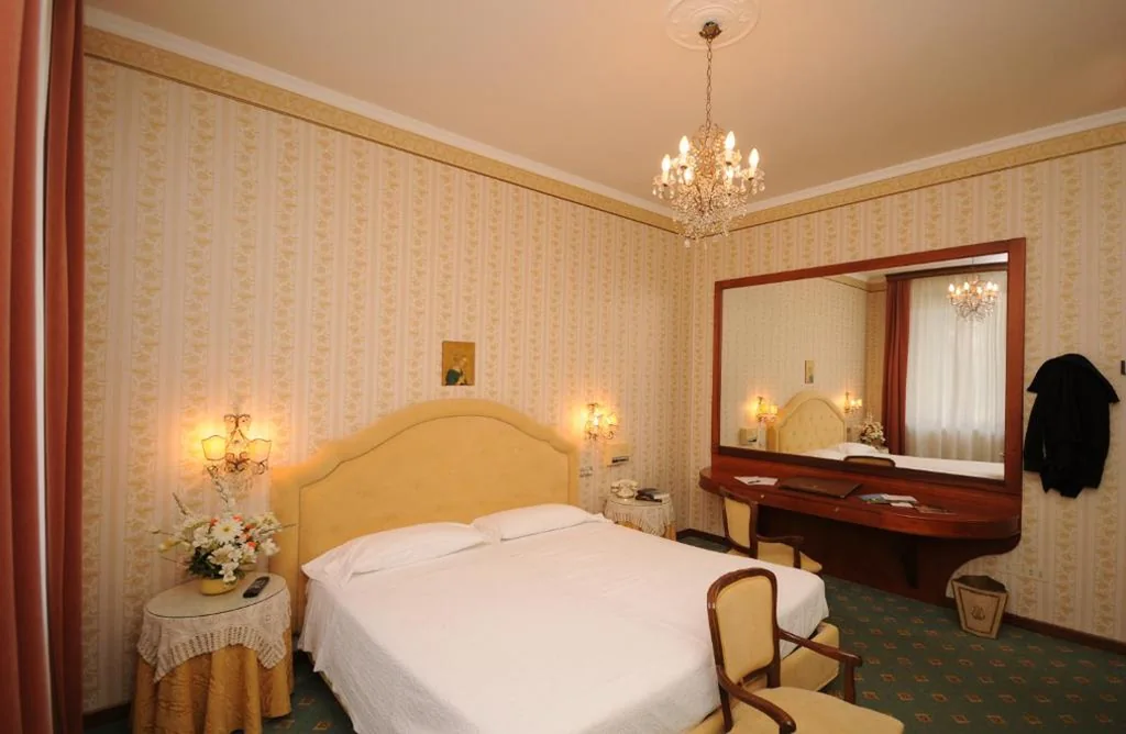 Camera Basic Matrimoniale/Doppia con Letti Singoli — Grand Hotel Excelsior