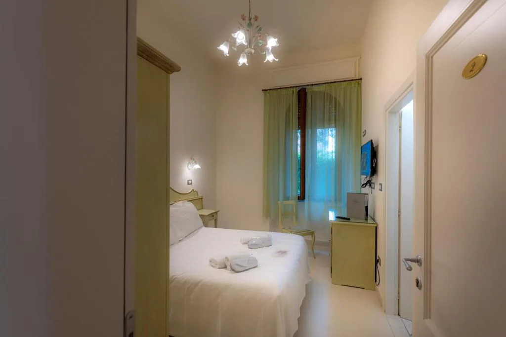 Classic Room with French Bed — Villa Elda Boutique Hotel