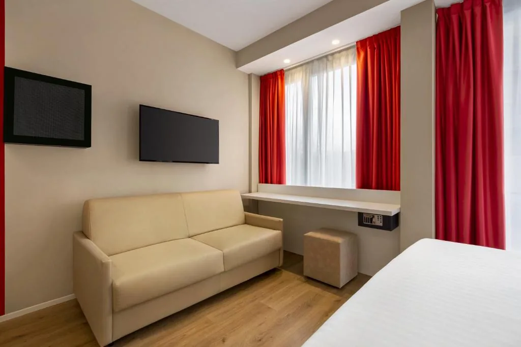 Camera con 1 letto queen size e 1 divano letto, standard, non fumatori — Wyndham Garden Florence