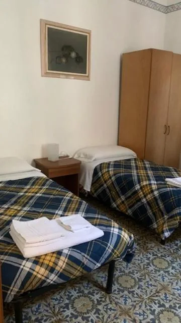 Deluxe Twin Room — Albergo Pensione Ardenza SELF CHECK-IN