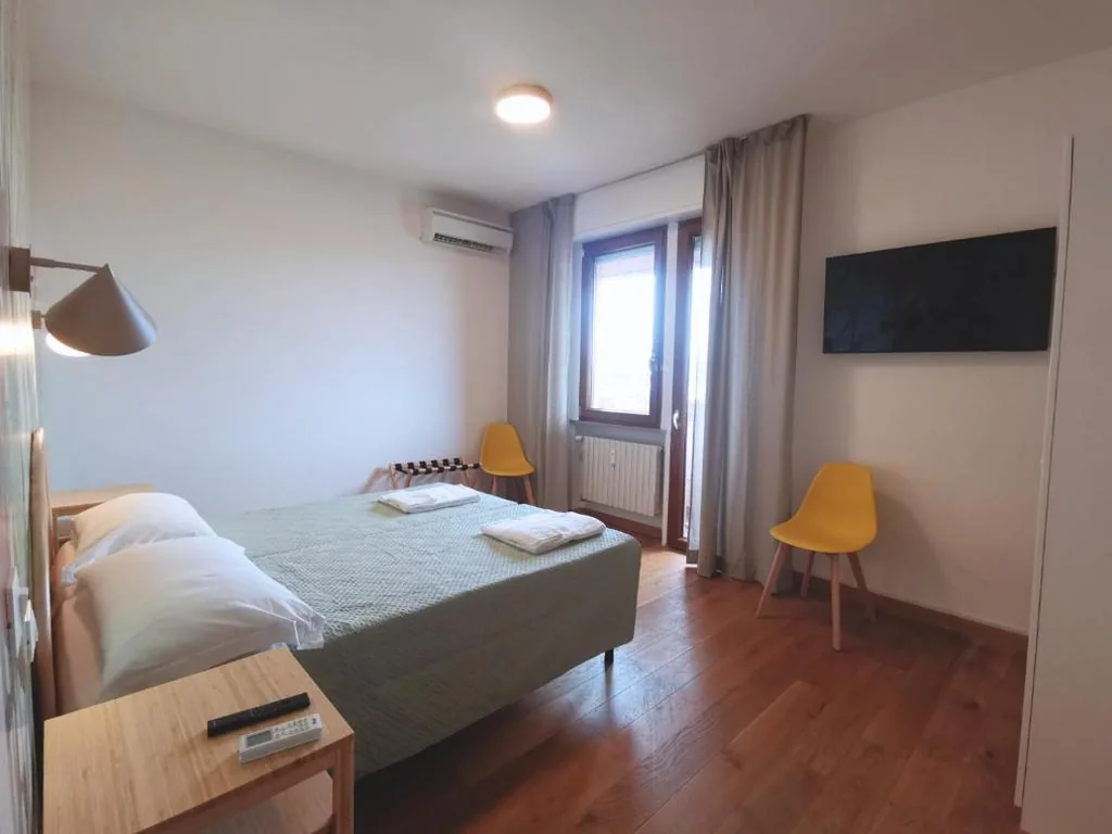 Camera Deluxe Doppia con Letti Singoli — GuestHouse dei Fiori – Hituscany