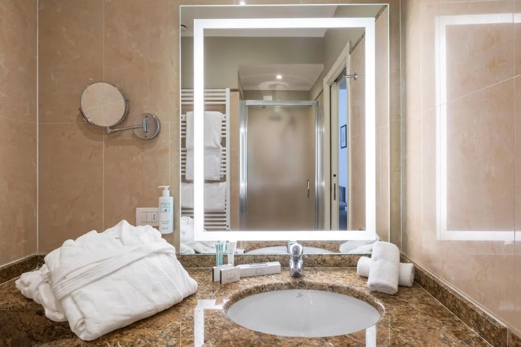 Deluxe Double or Twin Room with Balcony — Hotel Embassy