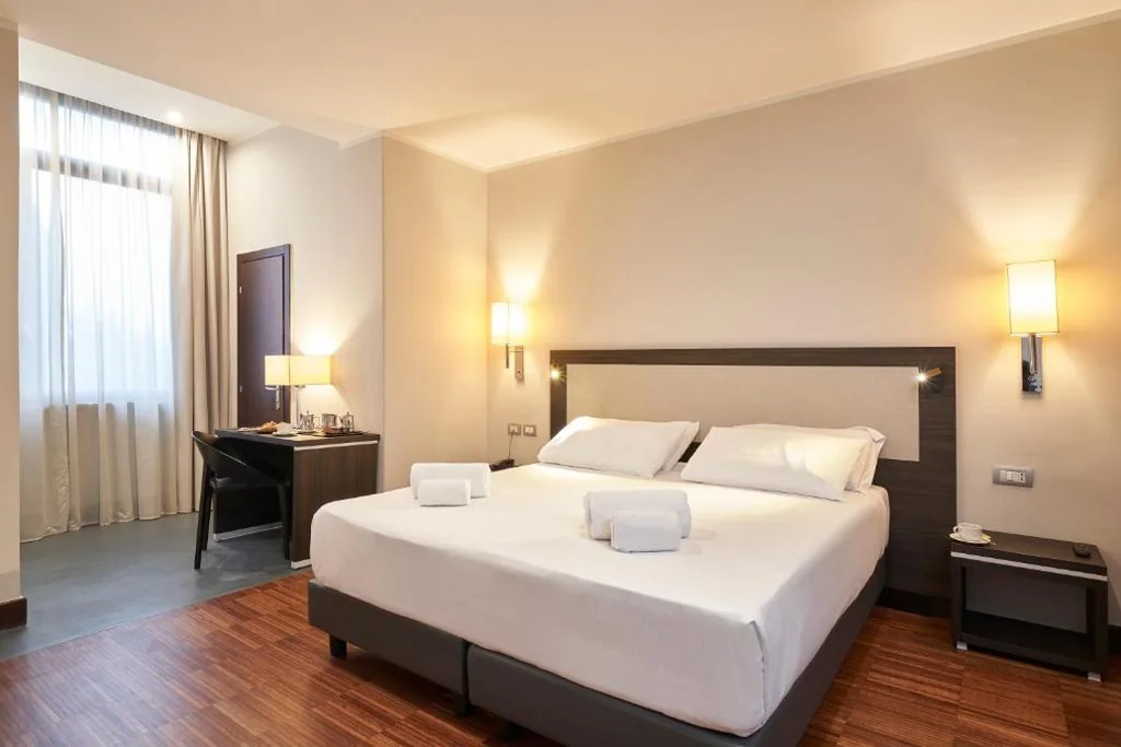Camera Deluxe Matrimoniale/Doppia con Letti Singoli — Hotel Leonardo da Vinci