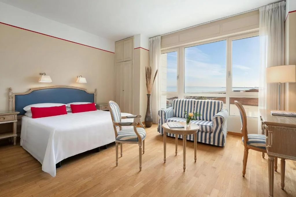 Deluxe Double or Twin Room — Hotel Sina Astor