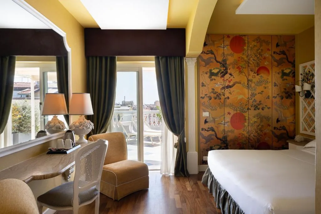 Deluxe Double or Twin Room with Partial Sea View — Palace Hotel