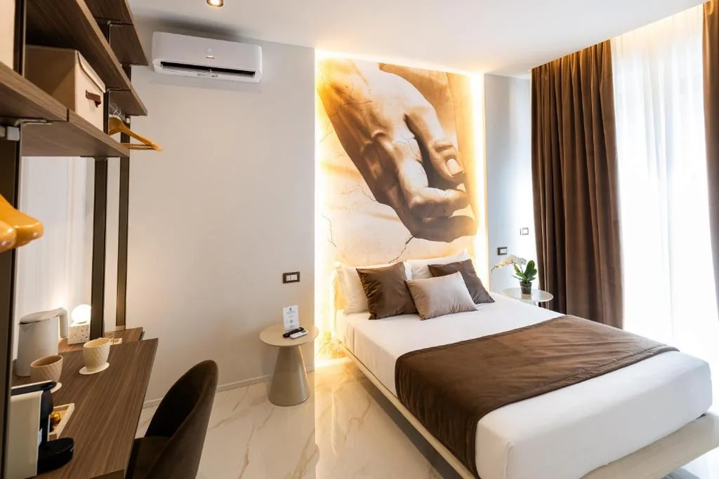 Camera Deluxe — Michelangelo Central Suites