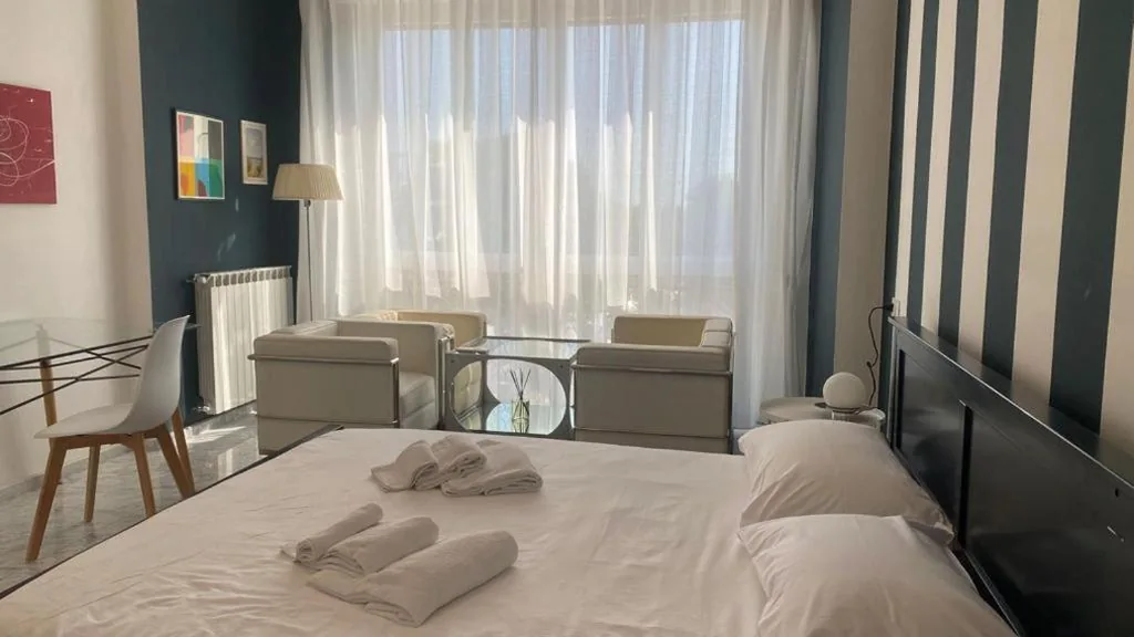 Camera Deluxe — Mistral Holidays – Stupenda camera vista mare con finiture di lusso