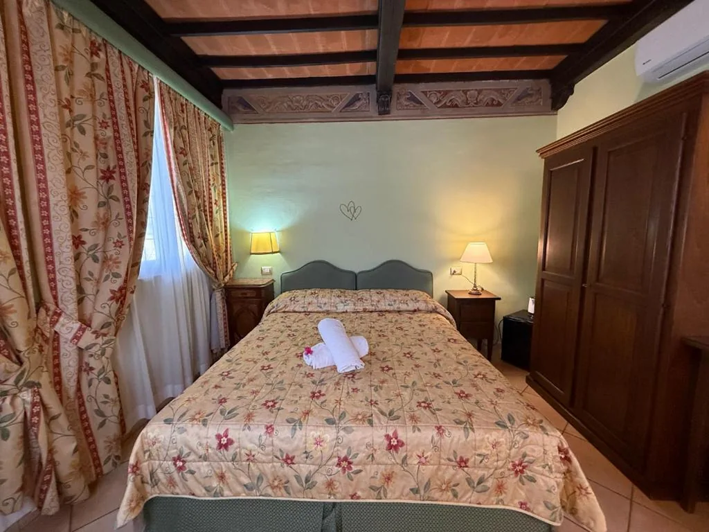 Deluxe Room — Villa Le Camelie Siena