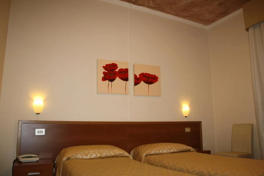 Twin Room with Bathroom — Albergo Il Giglio