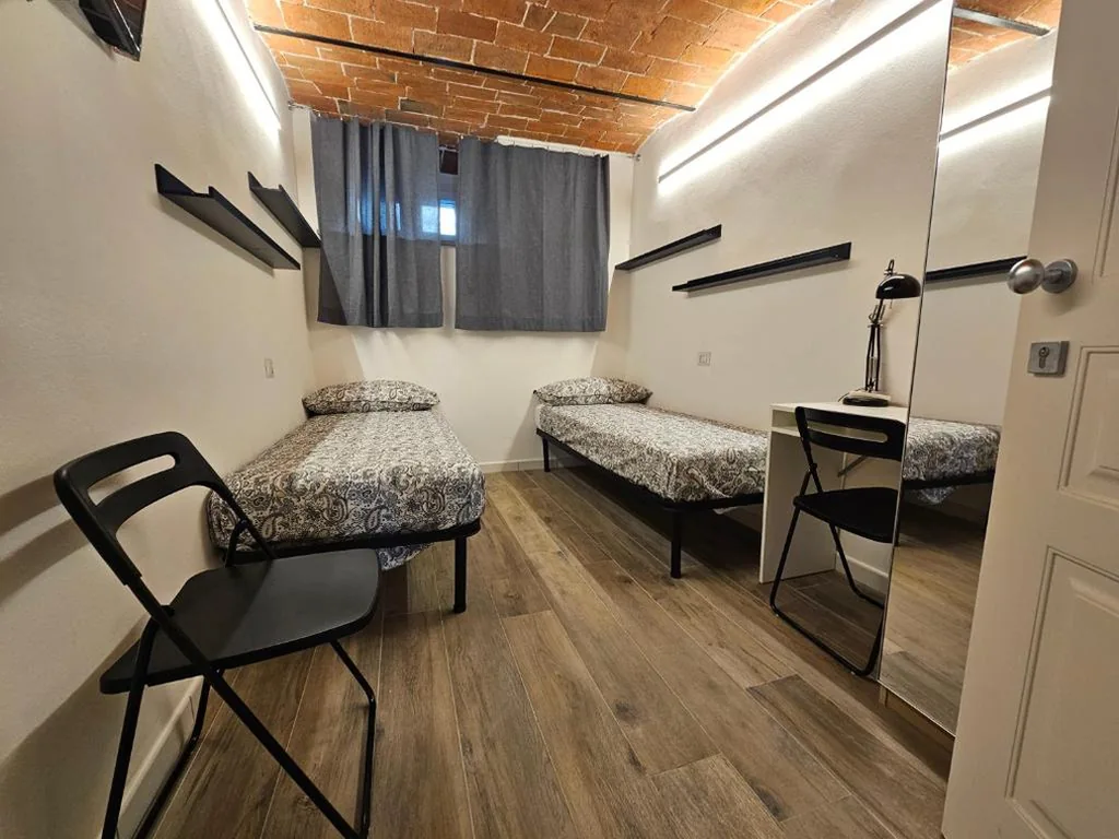 Twin Room with External Private Bathroom — Pan