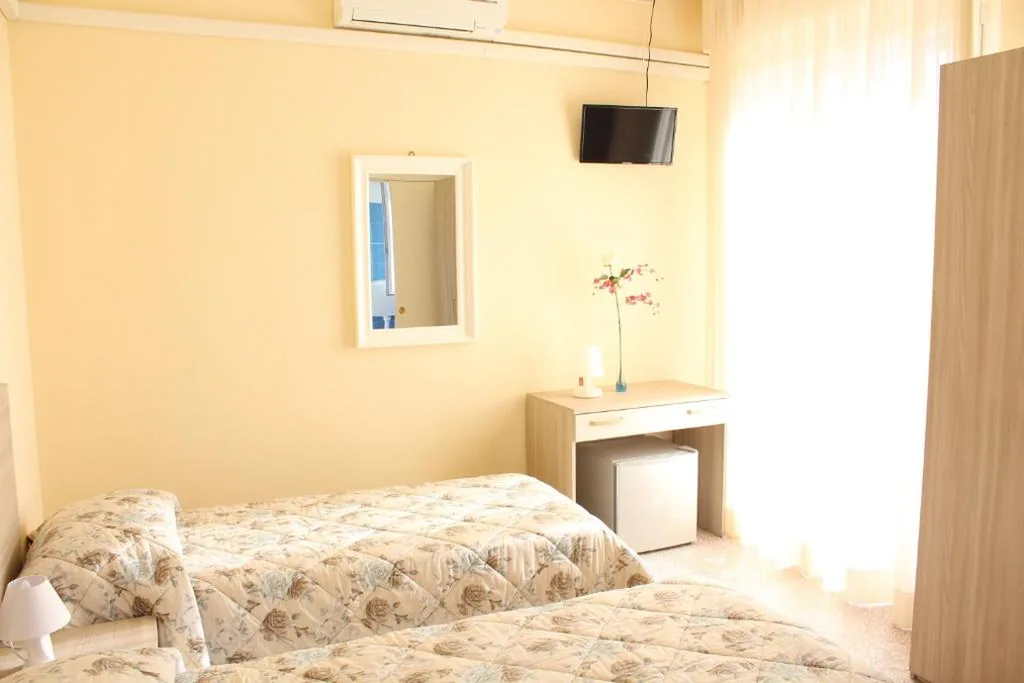 Twin Room with Balcony and Partial Sea View — Hotel Luca