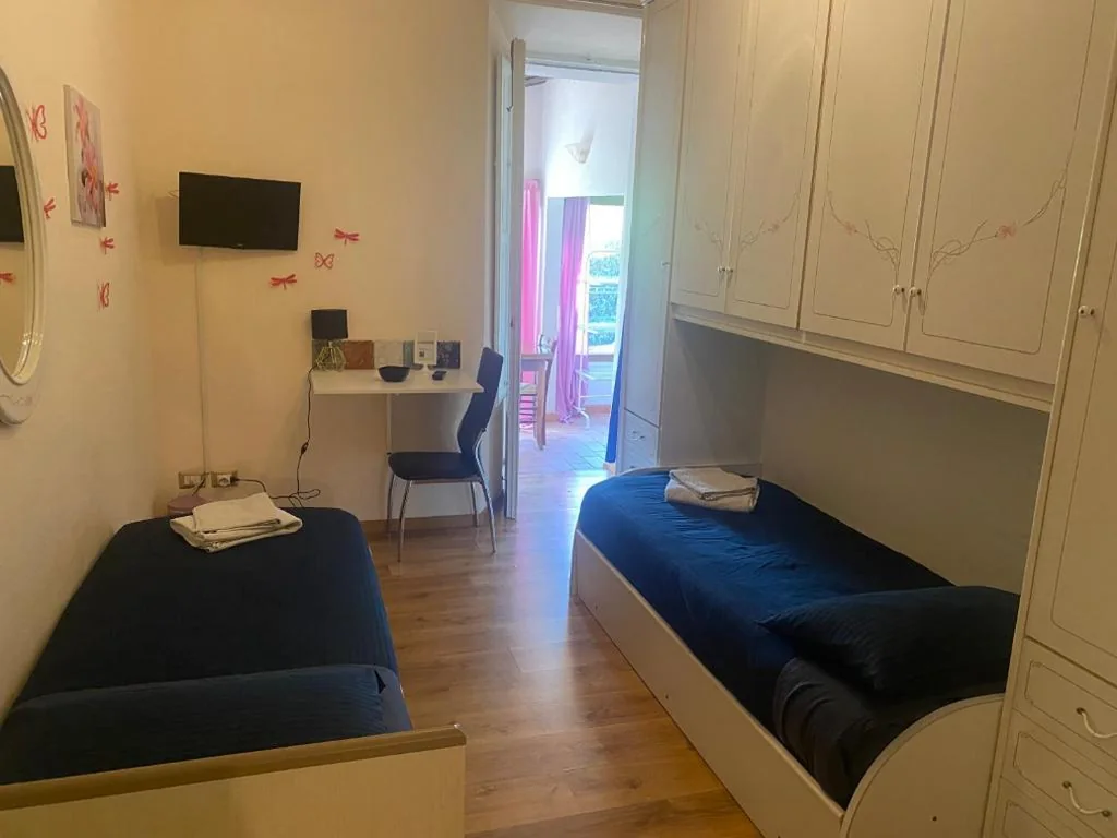 Twin Room with Shared Bathroom — Villa Zara