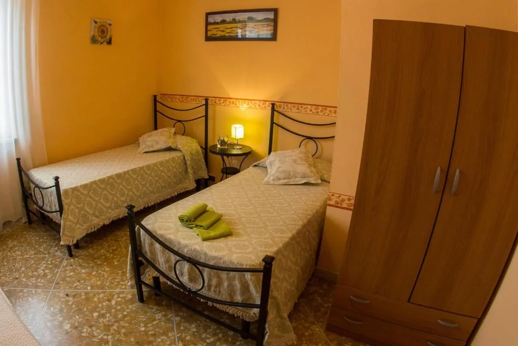 Camera Doppia con Letti Singoli e Bagno in Comune — B&B Gate 52