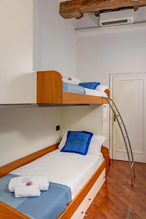 Camera Doppia con Letti Singoli e Bagno in Comune — Dante’s Rooms