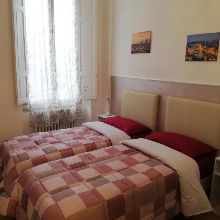 Camera Doppia con Letti Singoli e Bagno in Comune — Emerald guest house