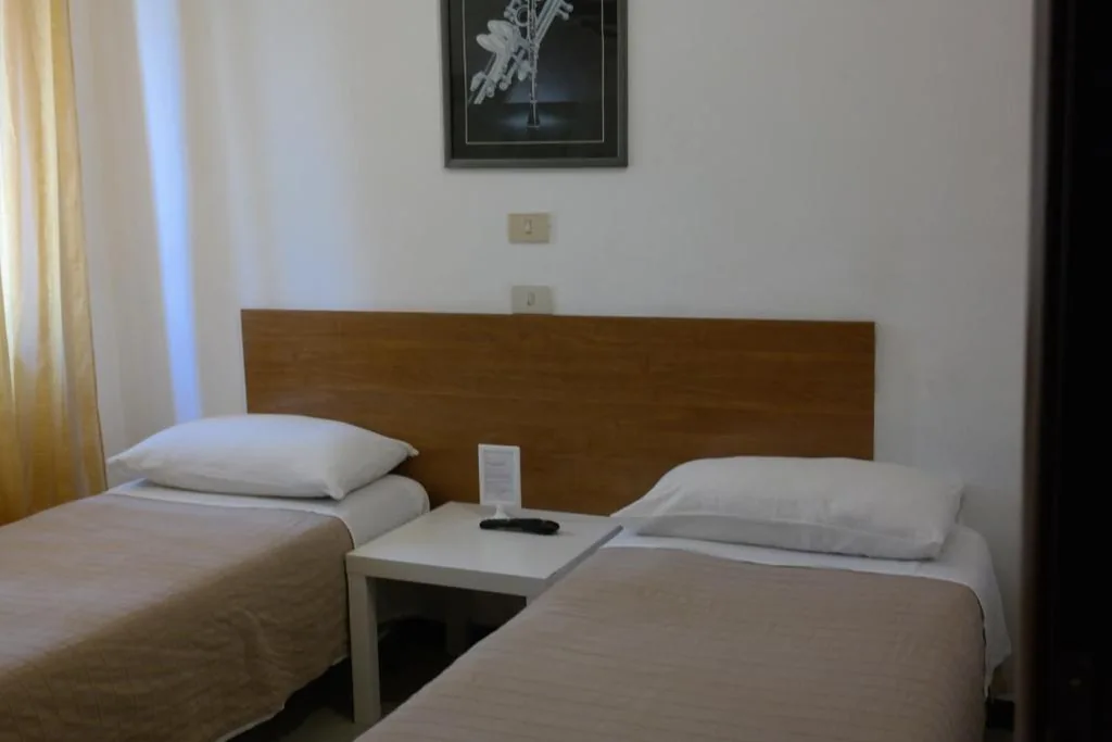 Camera Doppia con Letti Singoli e Bagno in Comune — Hotel Houston Livorno – Struttura Esclusivamente Turistica – Not for Business or Workers