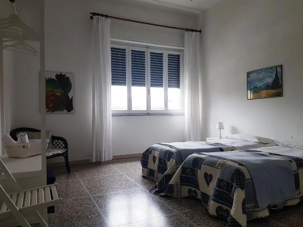 Camera Doppia con Letti Singoli e Bagno in Comune — La Coccinella Guest House