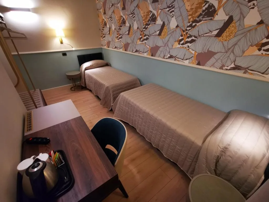 Camera Doppia con Letti Singoli — Hotel Balcony