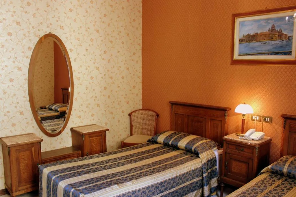 Camera Doppia con Letti Singoli — Hotel Beatrice