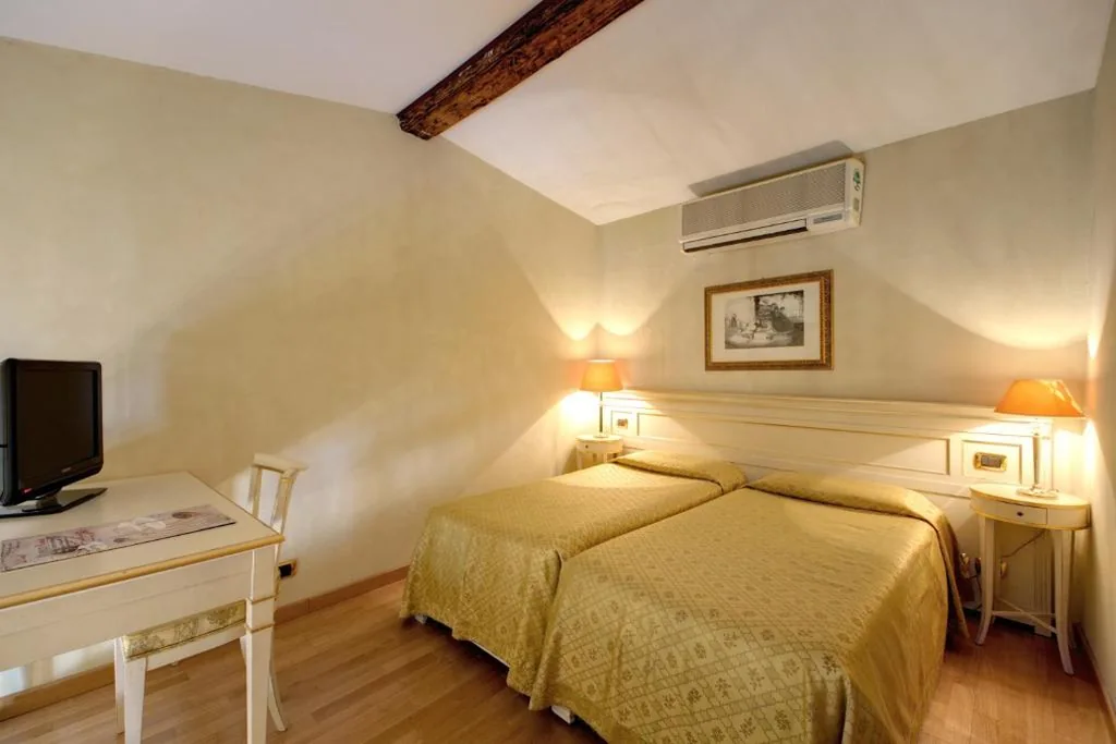 Camera Doppia con Letti Singoli — Hotel Bigallo