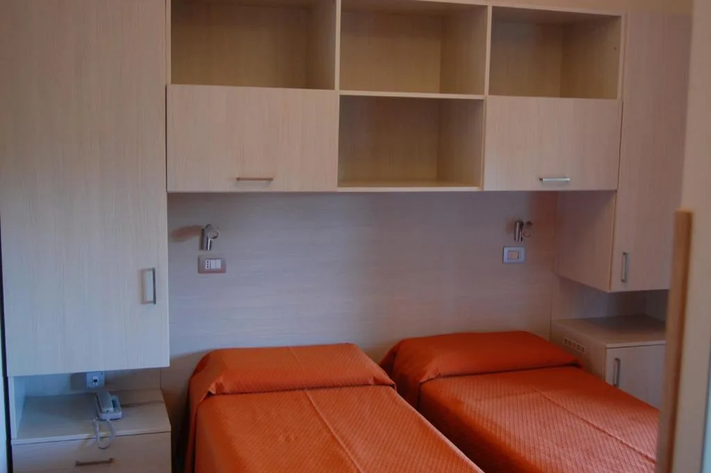 Camera Doppia con Letti Singoli — Hotel Il Pino