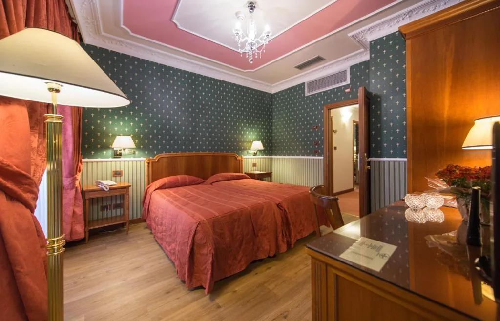 Camera Doppia con Letti Singoli — Strozzi Palace Hotel