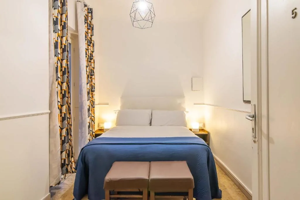 Standard Double Room with External Private Bathroom — Duomo View