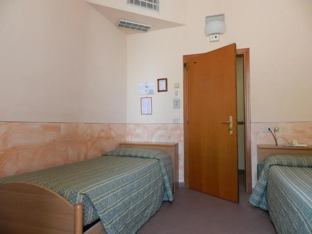 Economy Twin Room with Shared Bathroom — Hotel Monica