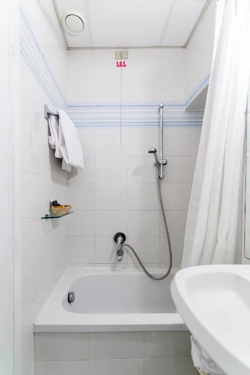 Economy Twin Room — Hotel Rex