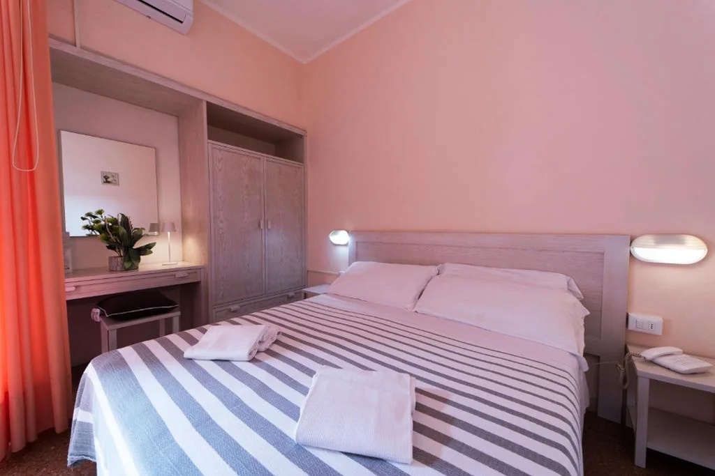 Camera Economy Matrimoniale/Doppia con Letti Singoli — Frank’s Hotel