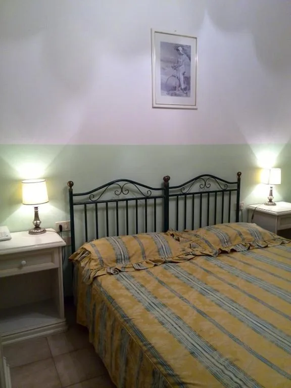 Camera Economy Matrimoniale/Doppia con Letti Singoli — Hotel Desirèe